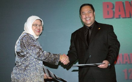 Deputi Gubernur Bank Indonesia Siti Chalimah Fadjriyah (kiri) dan  Ary Ginanjar Agustian usai penandatanganan kerjasama 